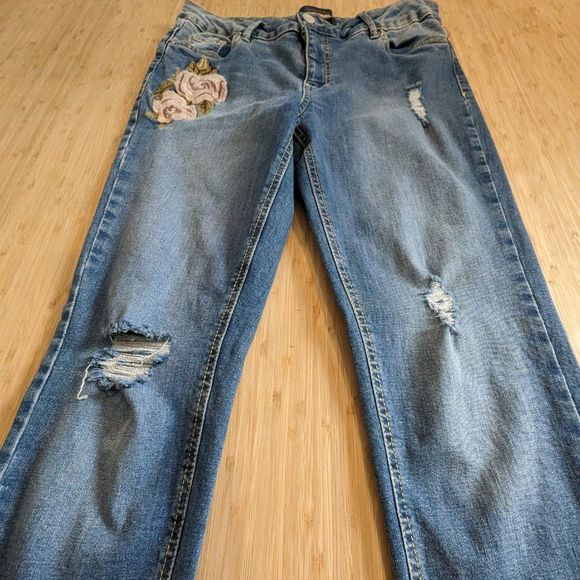 LiquidX Size 9 Blue jeans with Embroidered Rose and distressed 28 inch inseam - Picture 5 of 11